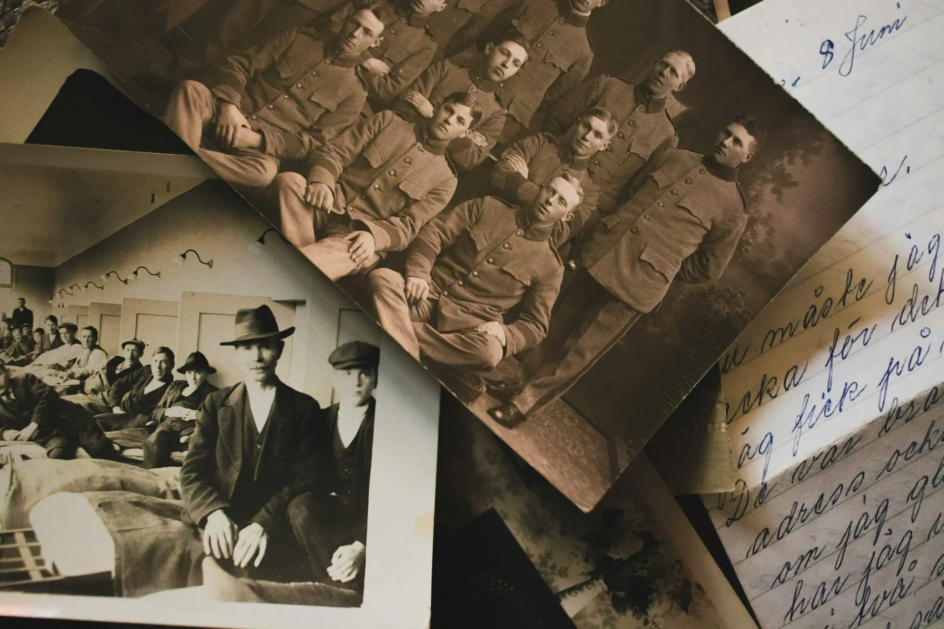 empilement de photographies noir et blanc et lettre d'archive