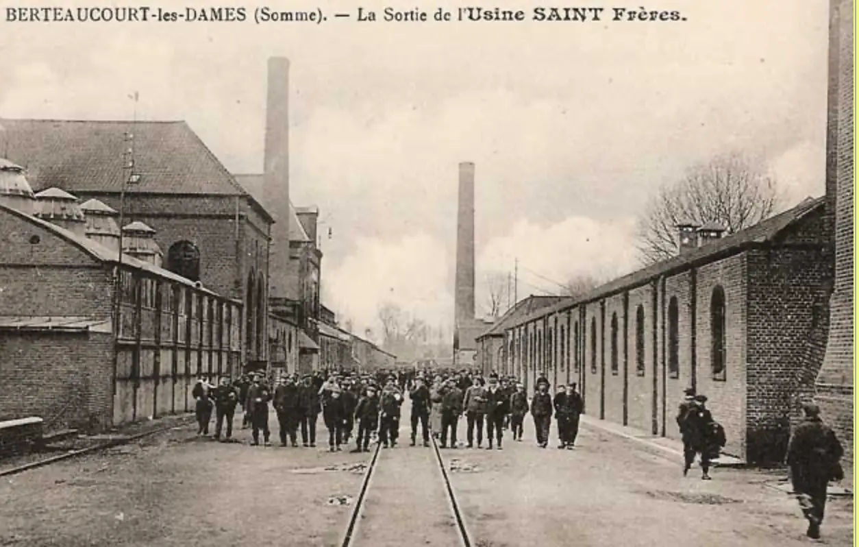 carte postale ancienne noir et blanc usine saint-freres bertaucourt les dames sortie d'usine groupe ouvriers