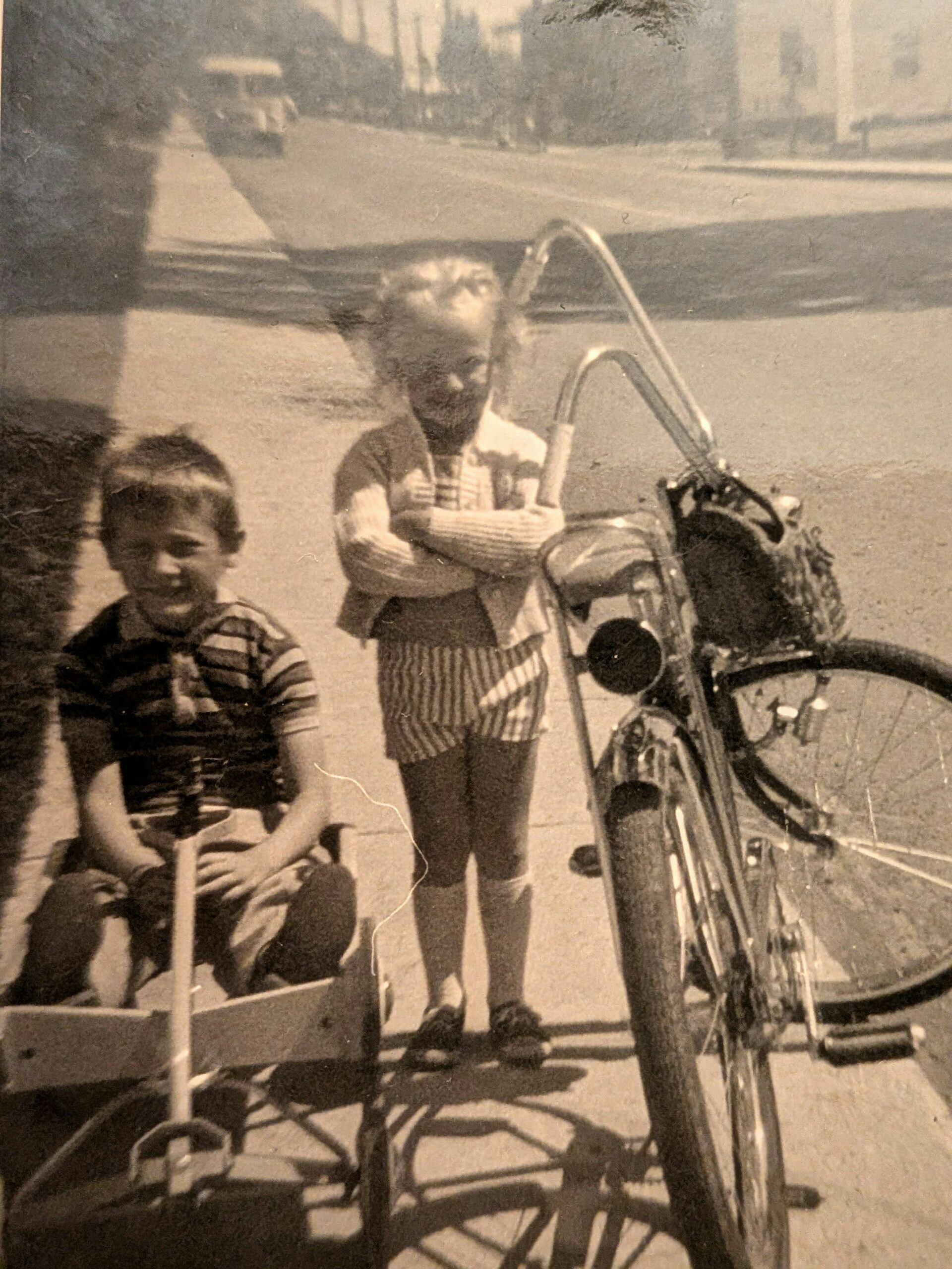 photographie sépia deux enfants dans voiturette et vélo